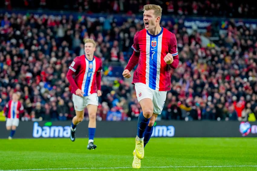 Sorloth comemora gol da Noruega sobre a Estônia, pelas Eliminatórias da Europa