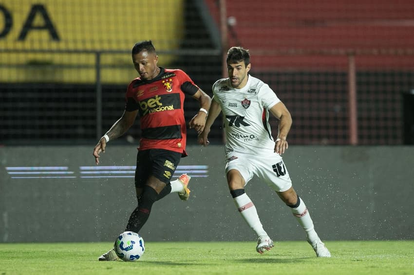 Partida entre Sport e Vitória, pelo Brasileirão (Foto: Marlon Costa/Agif/Gazeta Press)