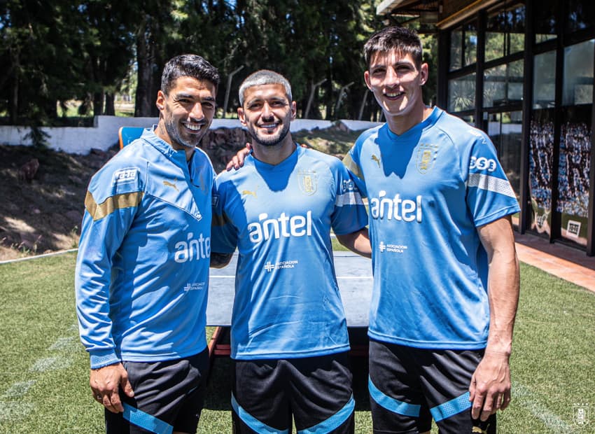 Luis Suárez, Arrascaeta e Sergio Rochet juntos em treino da seleção uruguaia (Foto: Divulgação / Uruguay)