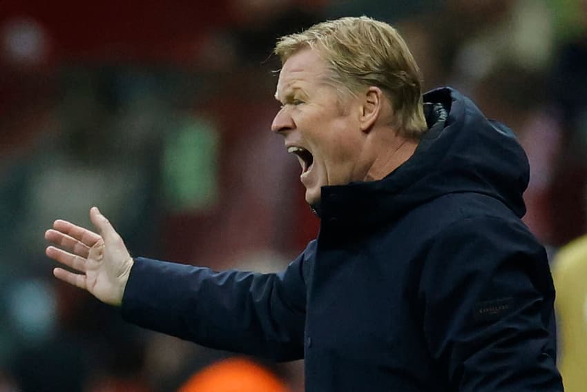 Técnico da Holanda, Ronald Koeman orienta seleção contra a Polônia