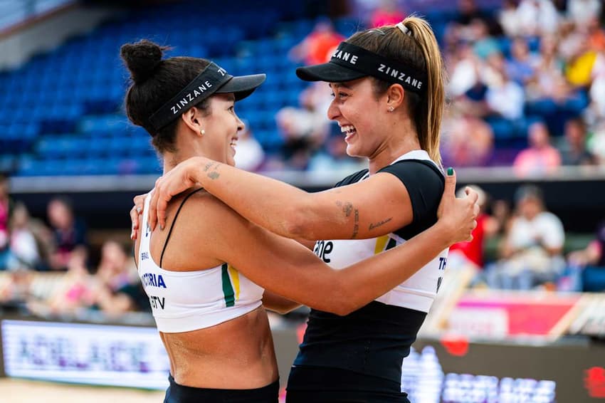 Thâmela e Vic nas semis do Mundial de Vôlei de Praia 2025 (Foto: Volleyball Word)