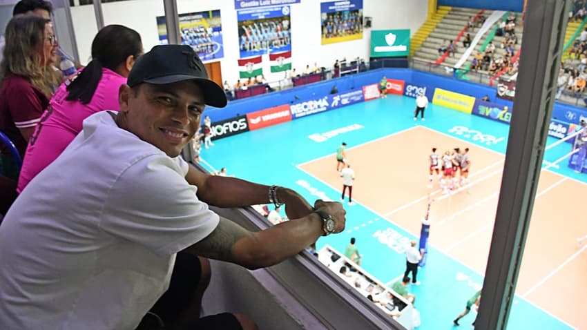 Thiago Silva assistindo Fluminense x Osasco pela Superliga Feminina (Foto: Fluminense)