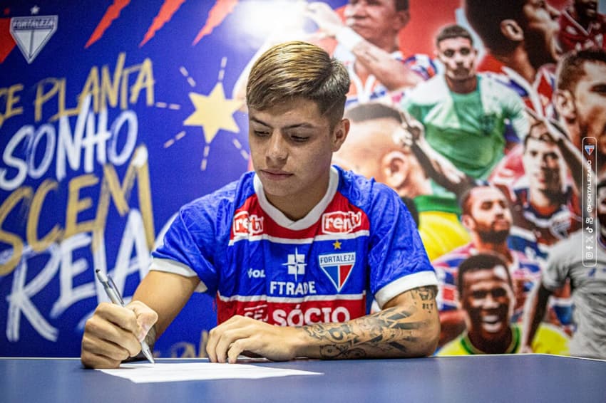 Tomas Roco assina contrato com o Fortaleza (Foto: João Moura / Fortaleza EC)