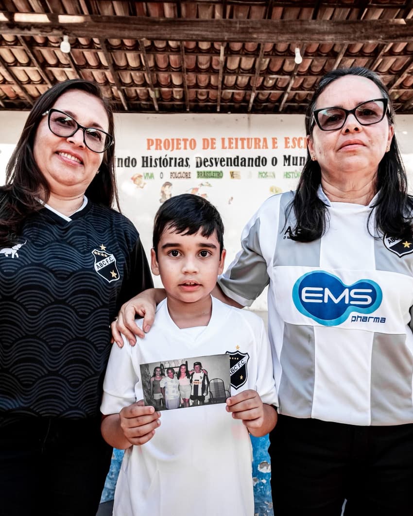 Torcedor mirim do ABC recebe homanegam do clube (Foto: Divulgação)