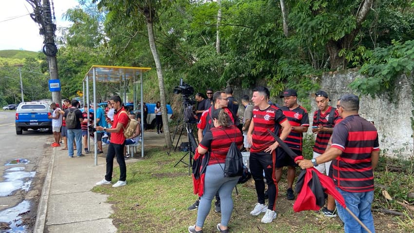 Primeiros torcedores do Flamengo chegam ao Ninho do Urubu (Foto: Pedro Brandão / Lance!)