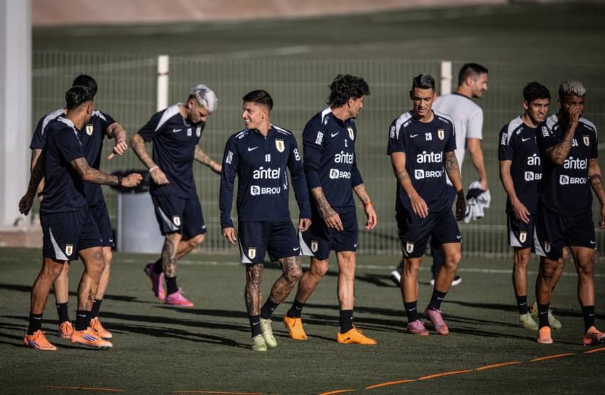 Pumita Rodríguez treina com demais companheiros de seleção uruguaia (Foto: Divulgação / AUF)