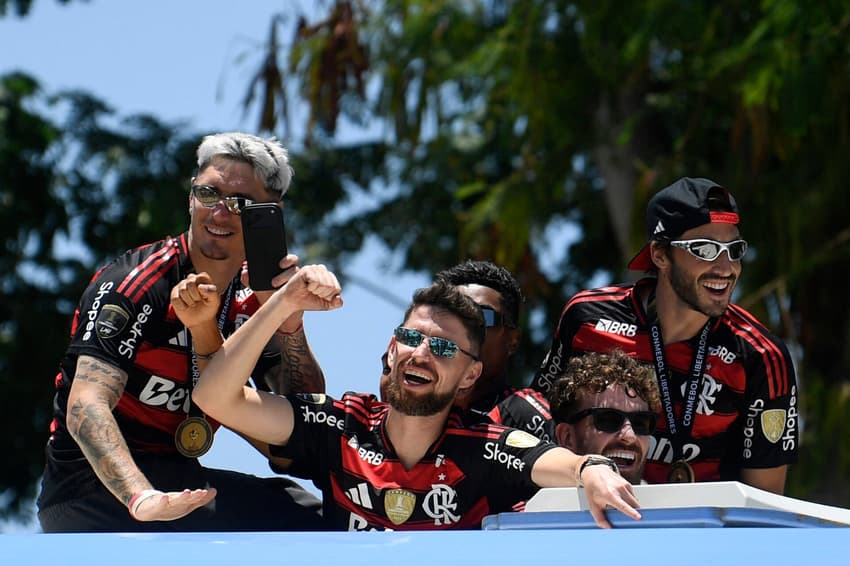 Varela, Jorginho, Léo Pereira e Viña deixando o aeroporto para a festa do título da Libertadores do Flamengo (Foto: Daniel Ramalho/AFP)