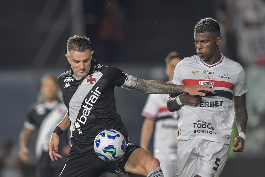 Vegetti, do Vasco, é marcado por Arboleda, do São Paulo, em jogo do Brasileirão (Foto: Thiago Ribeiro / Agif / Gazeta Press)