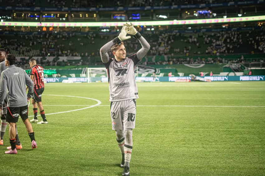 Thiago Couto agradece apoio da torcida do Vitória depois de grande atuação contra o Palmeiras (Foto: Victor Ferreira / EC Vitória)