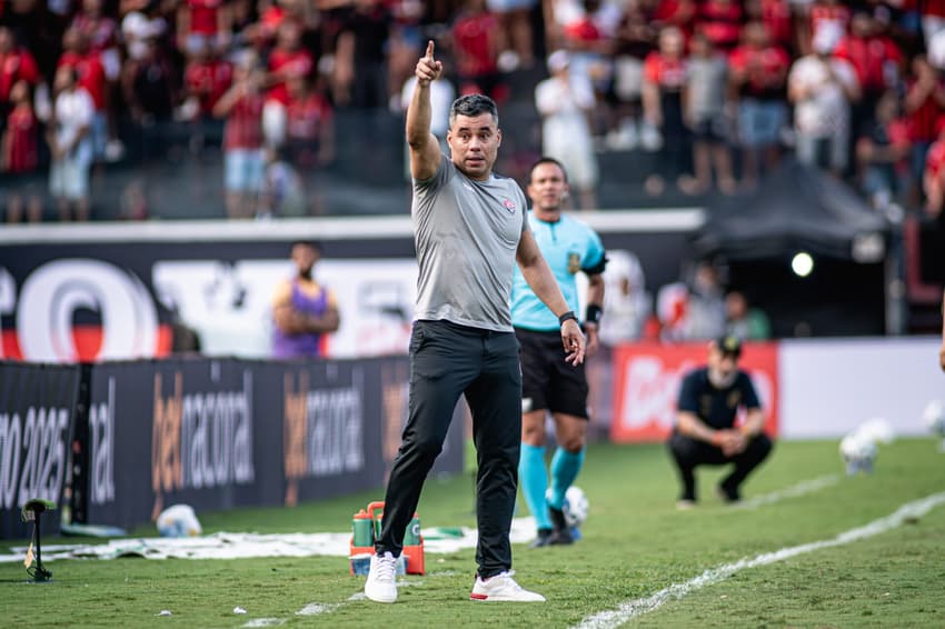 Jair Ventura comanda o Vitória contra o Mirassol (Foto: Victor Ferreira / EC Vitória)