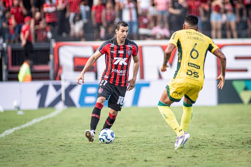 Raúl Cáceres e Reinaldo em ação no Barradão (Foto: Victor Ferreira / EC Vitória)