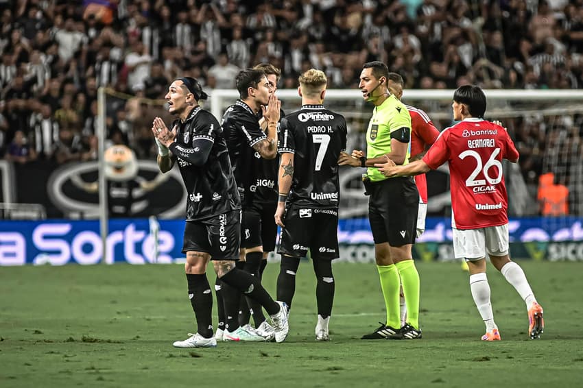 Vina, do Ceará, foi expulso contra o Internacional (Foto: Kaue Da Silva/Agência F8/Gazeta Press)