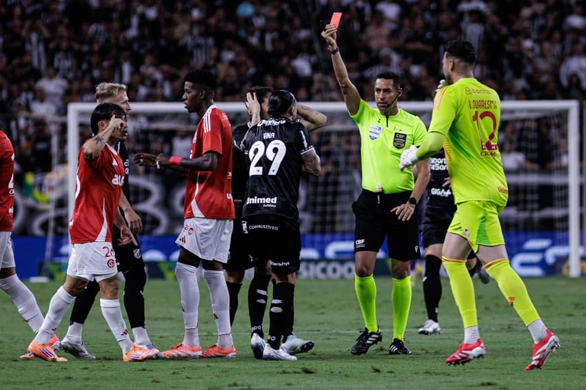 Vina, do Ceará, foi expulso contra o Internacional (Foto: Marcus Wernner/UAI Foto/Gazeta Press)