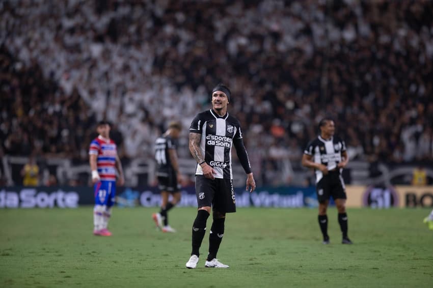 Vina na partida entre Ceará e Fortaleza, pelo Brasileirão (Foto: Leonardo Alves/Pera Photo Press/Gazeta Press)
