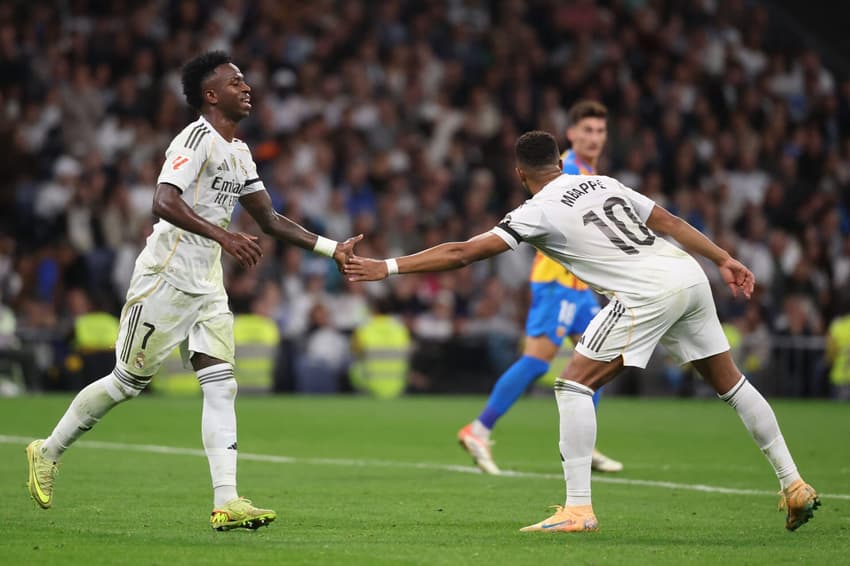 Vini Jr e Mbappé se cumprimentam durante Real Madrid x Valencia, pela La Liga