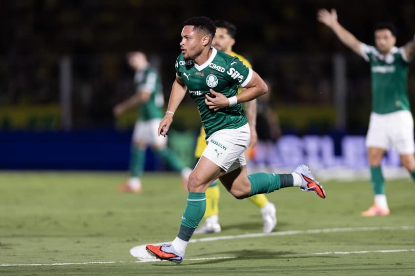 Vitor Roque comemora gol em Mirassol x Palmeiras (Foto: Douglas Moreti/Agência F8/Gazeta Press) <br>