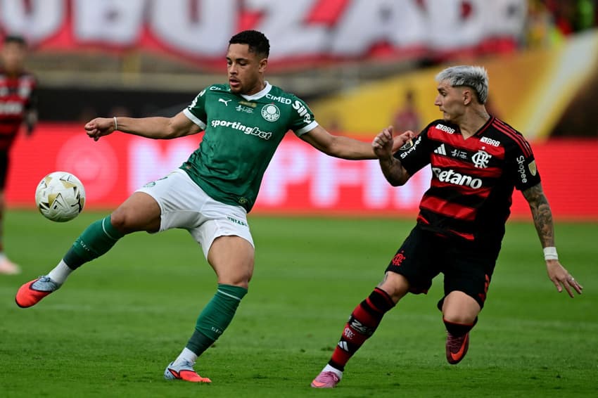 Vitor Roque em ação na final da Libertadores