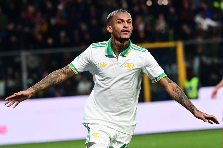 Wesley, improvisado na lateral esquerda, destacou-se na partida e foi eleito o melhor jogador em campo.