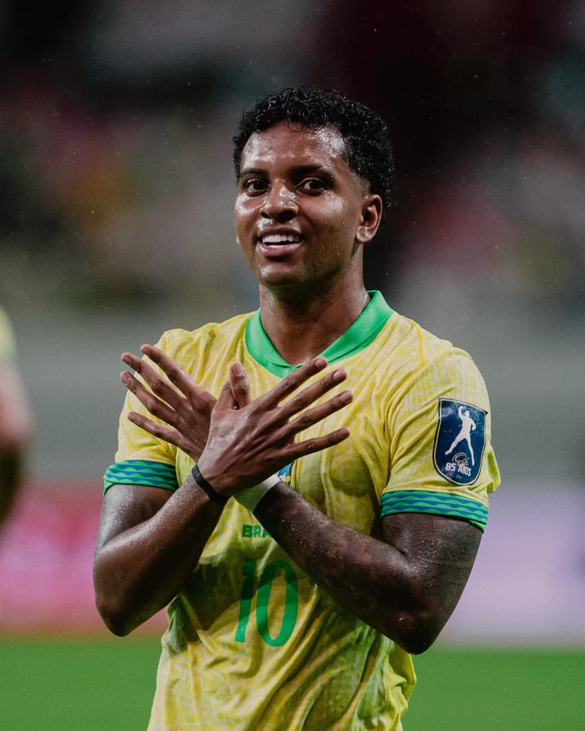 Rodrygo comemora com o gesto criado pela Tropa do Rayo (Foto: Leonardo Benhossi / Divulgação)