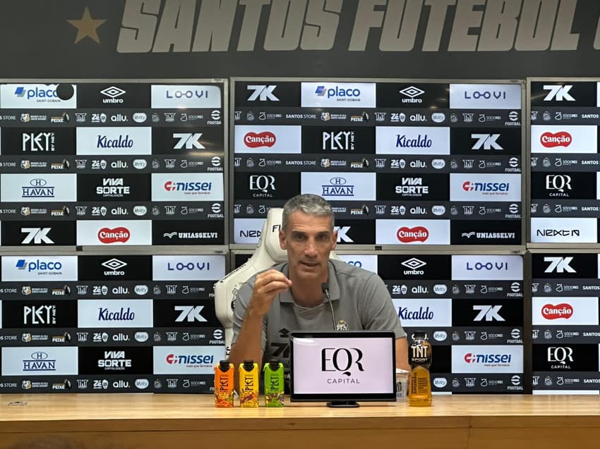 Vojvoda em entrevista coletiva neste sábado (1), na Vila Belmiro. (Foto: Juliana Yamaoka/ Lance!)