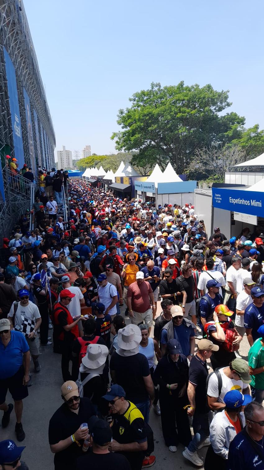 Área de alimentação do GP de São Paulo desorganizada no final do primeiro treino livre (Foto: Reprodução / Internet)