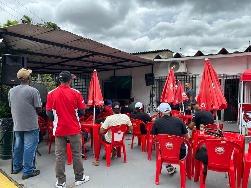 Fãs acompanham GP do Brasil do lado de fora, comendo churrasco (Foto: Beatriz Pinheiro/ Lance!)