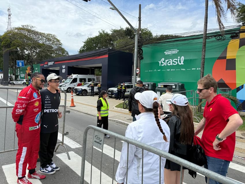 Sósia de Lewis Hamilton tira fotos em Interlagos (Foto: Isabella Zuppo/ Lance!)