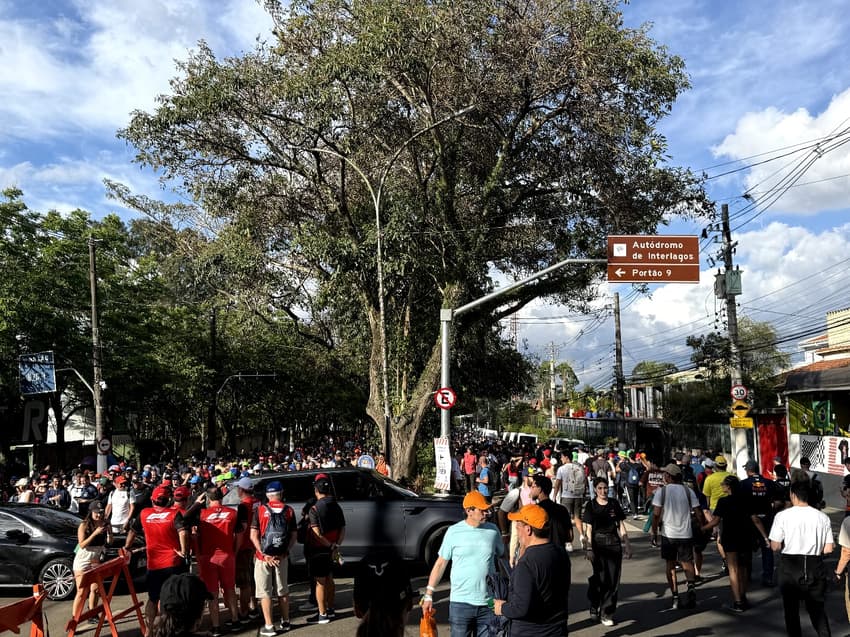 A saída do público de Interlagos após o segundo dia do GP do Brasil de F1 (Foto: Beatriz Pinheiro/ Lance!)