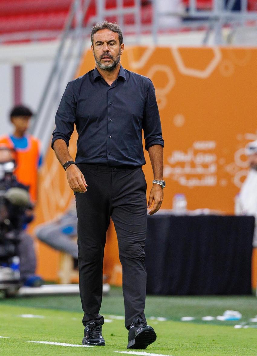 Artur Jorge, técnico do Al Rayyan e ex-Botafogo, durante goleada sobre o Al-Shahaniya (Foto: Reprodução)
