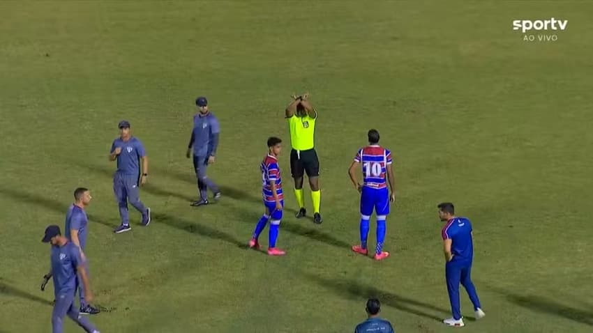 Paulo Vitor de Lima Pereira, árbitro da partida, chegou a aplicar o protocolo antirracista (Foto: Reprodução/Sportv)