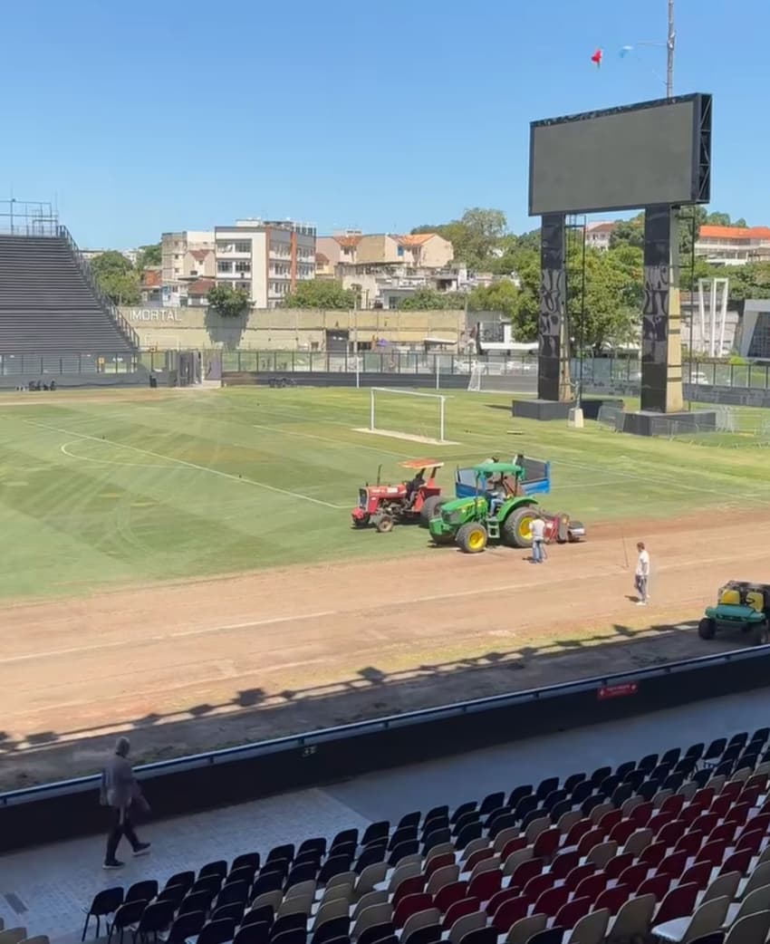 Troca do gramado de São januário