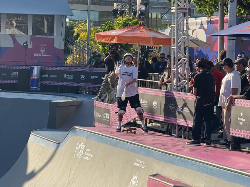 Augusto Akio pratica malabares antes do STU Pro Tour do Rio (Foto: Kauhan Fiaux / Lance!)
