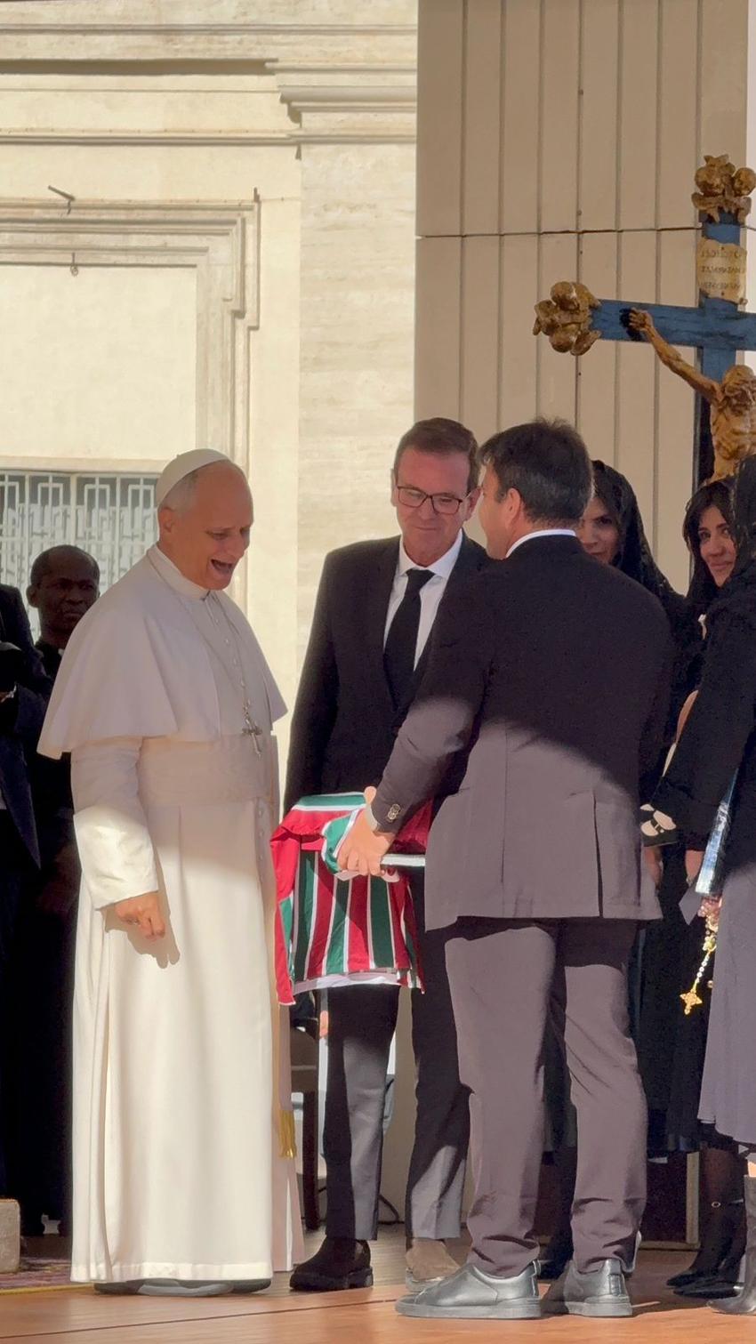 Papa recebe camisa do Fluminense de Carlo Caiado (Foto: Arquivo Pessoal)