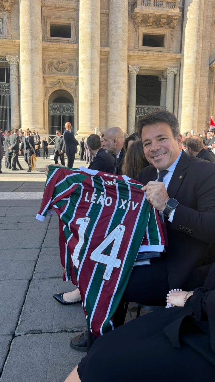 Papa recebe camisa do Fluminense de Carlo Caiado (Foto: Arquivo Pessoal)