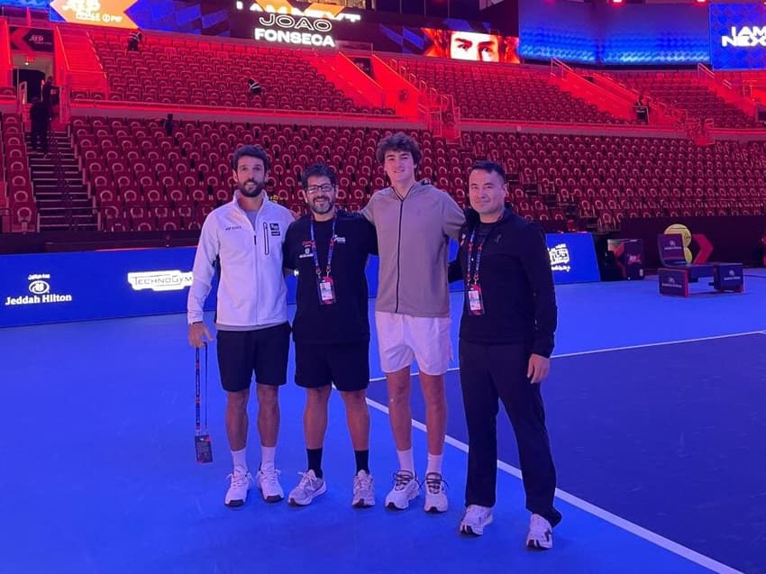 João Fonseca no NextGen Finals com o técnico Guilherme Teixeira (e), o fisioterapeuta Egídio Magalhães e o preparador físico Emmanuel Jiménez (Foto: Arquivo pessoal)