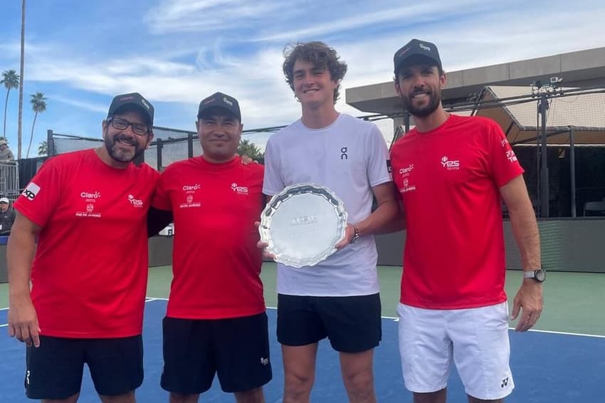 João Fonseca com o fisioterapeuta Egídio Magalhães (e), o preparador físico Emmanuel Jiménez e o técnico Guilherme Teixeira (Foto: Arquivo pessoal)