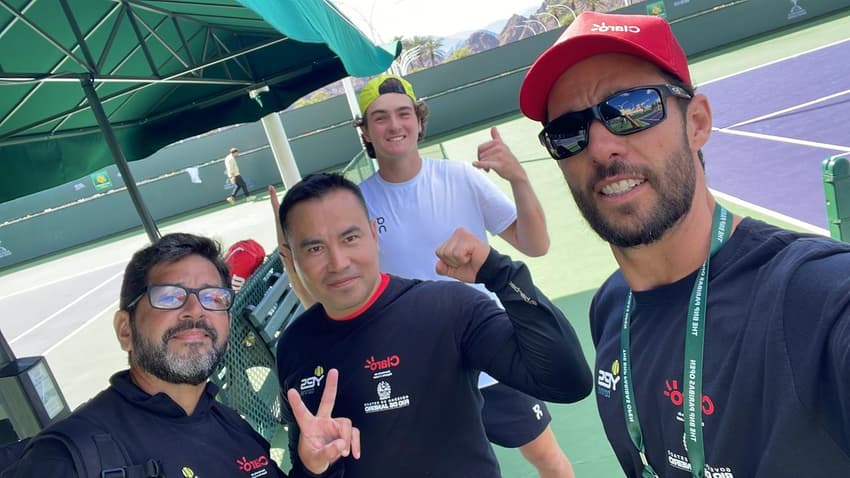 João Fonseca com o fisioterapeuta Egídio Magalhães (e), o preparador físico Emmanuel Jiménez e o técnico Guilherme Teixeira (Foto: Arquivo pessoal)