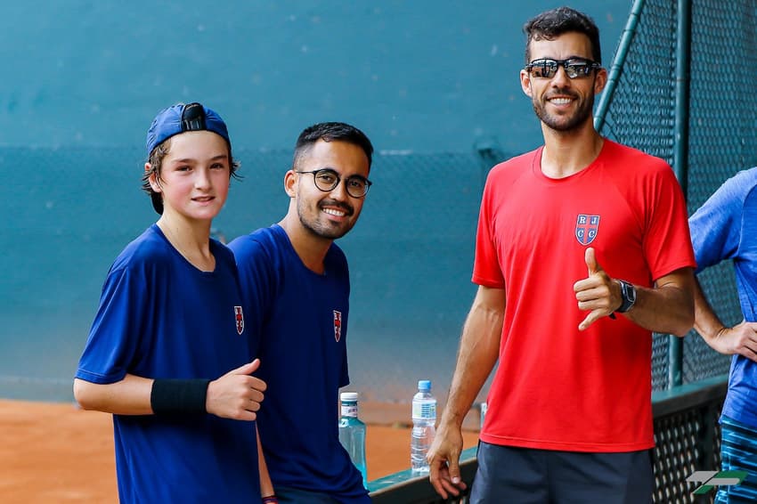 João Fonseca, dos 12 para os 13 anos, com os técnicos Victor Sakamoto e Guilherme Teixeira (Foto: arquivo pessoal)