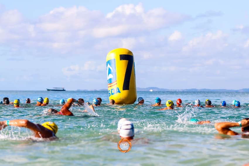 Competidores durante prova de águas abertas na Bahia (Foto: Bulos Photo Art Estúdio/ Divulgação FBDA)