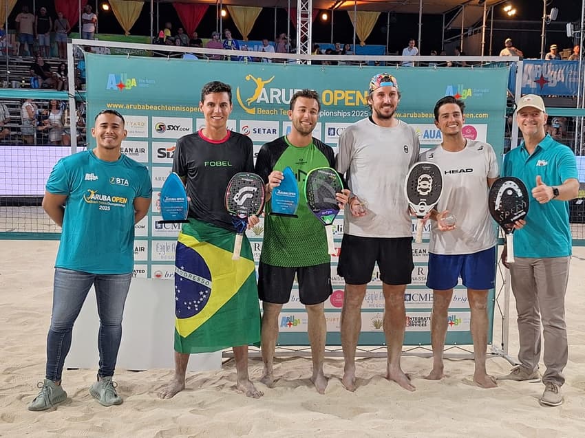 O pódio da dupla masculina com Gustavo Russo (bandeira amarrada), o francês Mathieu Guegano, e os vices Marcelo Reck/Victor Gonzaga