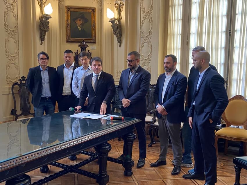 Diretoria do Fluminense junto com vereadores em processo da reforma das Laranjeiras (Foto: Pedro Brandão/ Lance!)