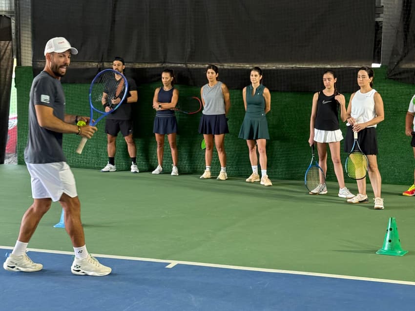 Técnico de João Fonseca, Guilherme Teixeira orienta alunos de uma das clínicas em Belo Horizonte (Arquivo Pessoal)