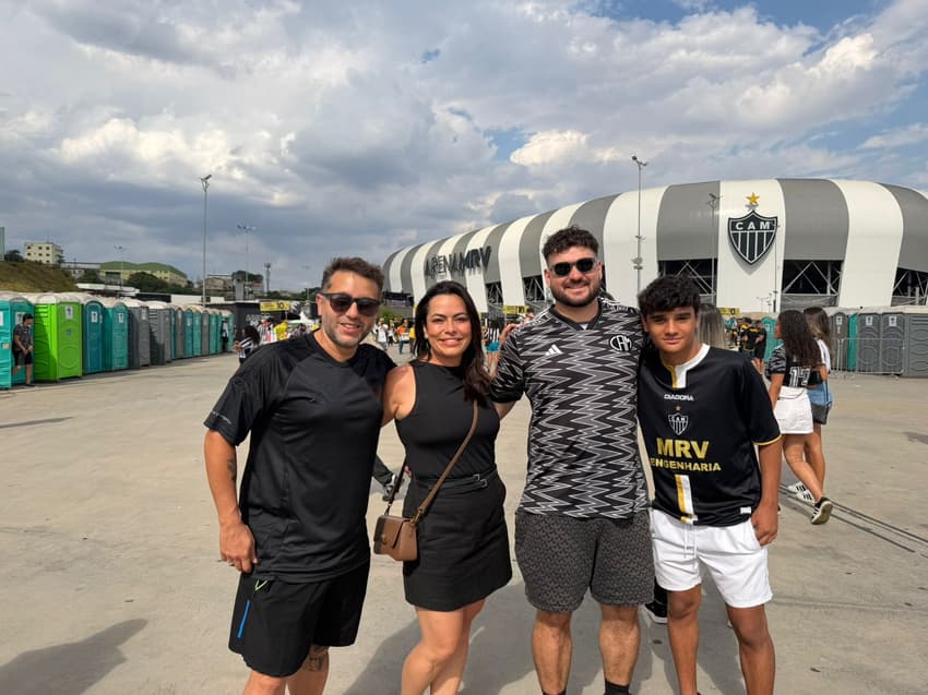 Torcedores do Atlético-MG antes da final da Sul-Americana na festa montada na Arena MRV, em Belo Horizonte