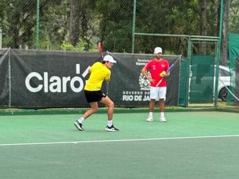 João Fonseca e o técnico Guilherme Teixeira na pré-temporada na Yes Tennis, no Rio (Foto: Gustavo Loio)