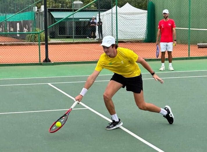 Observado pelo técnico Guilherme Teixeira, João Fonseca faz um voleio na Yes Tennis, no Rio de Janeiro (Foto: Gustavo Loio)
