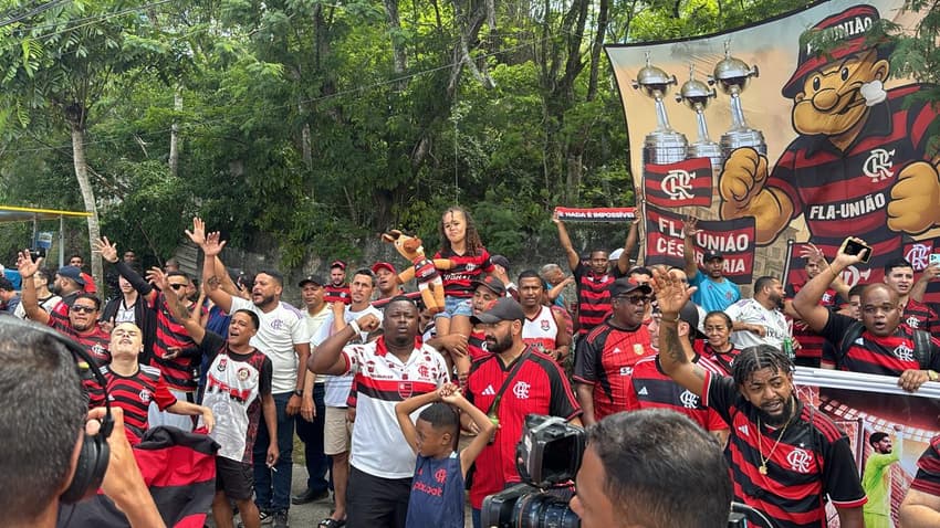 Torcida do Flamengo na entrada do Ninho do Urubu antes da partida para a final da Libertadores (Foto: Enzo Cascardo/Lance!)