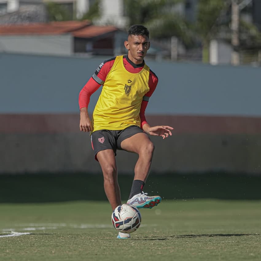 Renato pelo Atlético-GO (Foto: Bruno Corsino)
