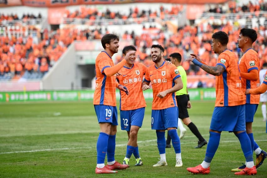 Zeca, ex-Vitória e Mirassol, comemora gol com elenco do Shandong (Foto: Divulgação/Shandong Taishan)