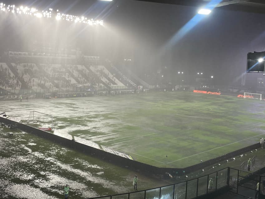Gramado de São Januário durante a chuva em Vasco x Internacional (Foto: Pedro Cobalea/Lance!)