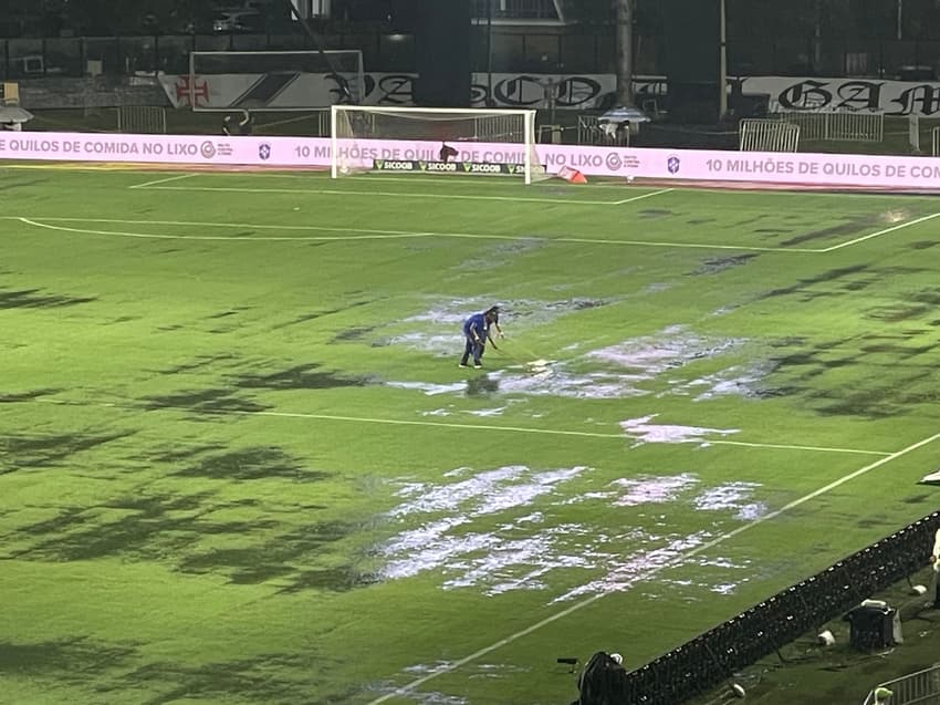 Colaboradores utilizam rodos para ajudar a água a escoar em Vasco x Inter (Foto: Pedro Cobalea/Lance!)